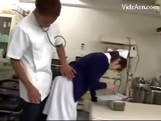 看護師 受け 彼女の プッシー こすり バイ healer と 2 看護師 アット ザ· surgery