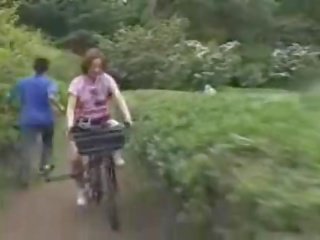 Japonská kotě masturbated zatímco na koni a specially modified x jmenovitý film bike!