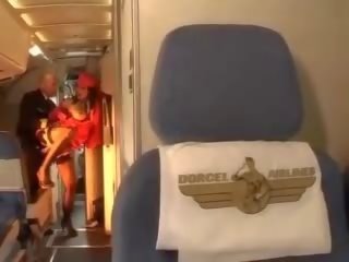 Libidinous stewardessen rider en putz inuti båda hål