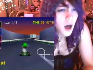 Nörd ung lady cums spelar mario kart