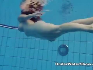 Redheaded stunner svømming naken i den basseng