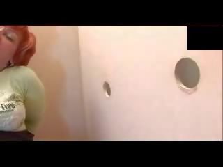 Pelirroja grown-up golpeado a través de gloryhole