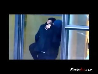 Хиджаб учител заловени parking от шпионска камера