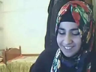 Klip - hijab perempuan simpanan menunjukkan pantat/ punggung pada webcam