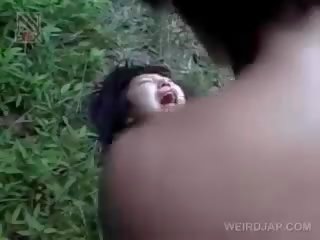 Frágil asiática novia consiguiendo brutalmente follada al aire libre