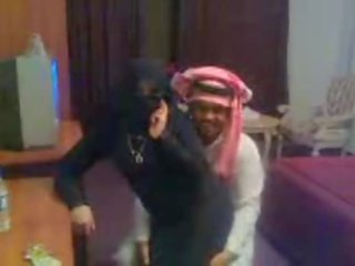 Koweit ả rập khăn trùm đầu đĩ đi theo ả rập ở giữa ea