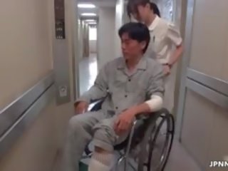 Wünschenswert asiatisch krankenschwester geht verrückt
