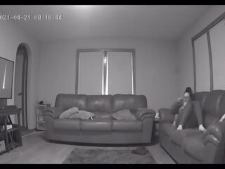 Aš hired a babysitter&comma; bet a staigule showed į viršų paslėptas kamera