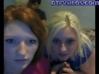 Webcam bertiga dengan 2 keberahian remaja pussies