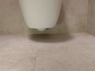 Beguiling pieds en la toilettes